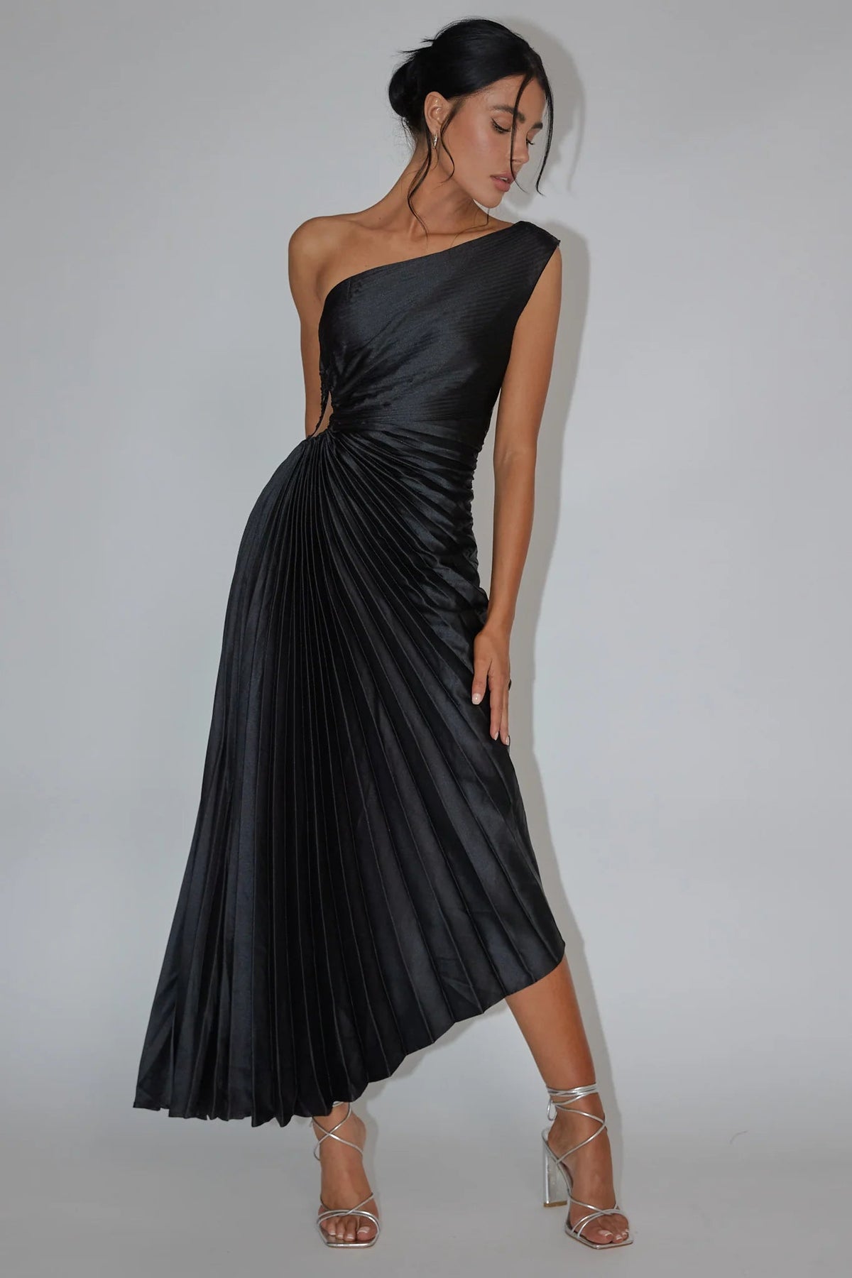 brooklynn one-shoulder accordion pleat dress black