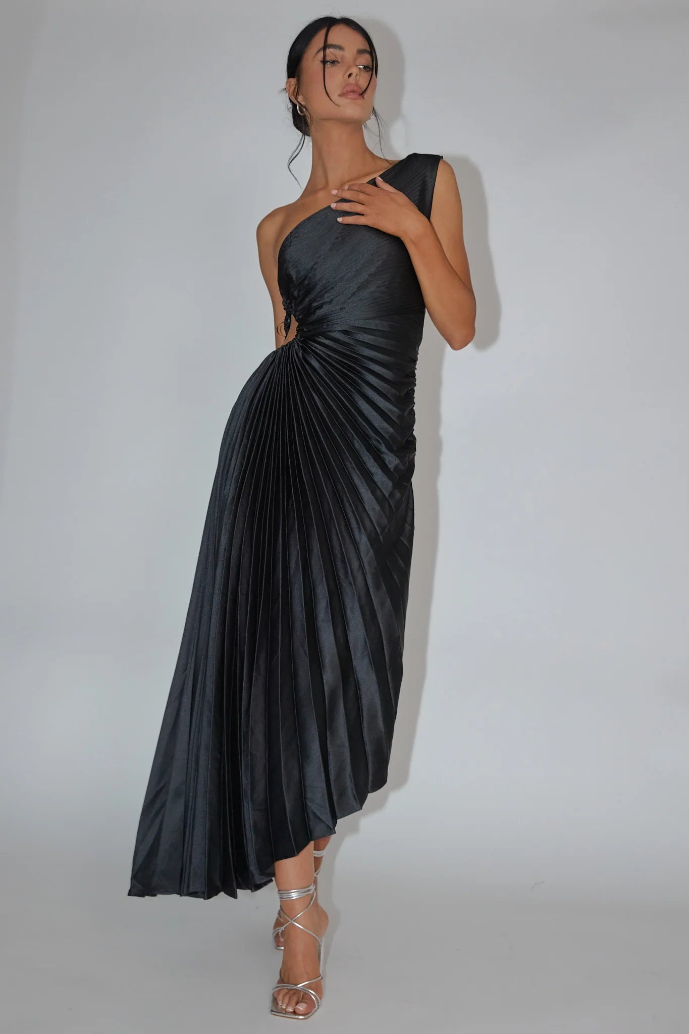 brooklynn one-shoulder accordion pleat dress black